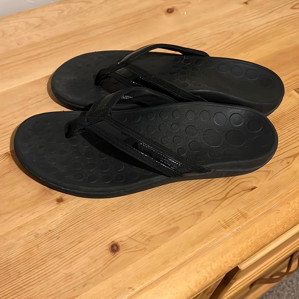 Lightly used black orthaheel vionic flip flops